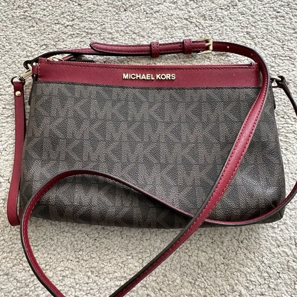 Michael Kors JET SET TRAVEL Monogram Crossbody Bag With Removable Wristlet - Picture 5 of 13